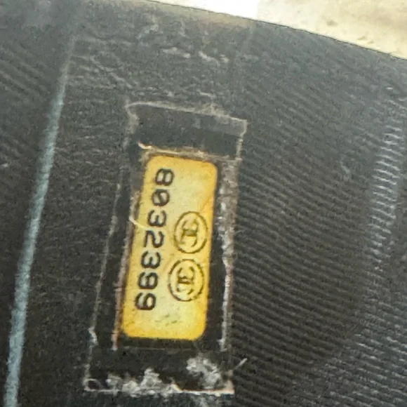 🛑 SOLD 🛑 Vintage Chanel Clutch with Clear Chain – Rare Black Vinyl Purse - Picture 4 of 14